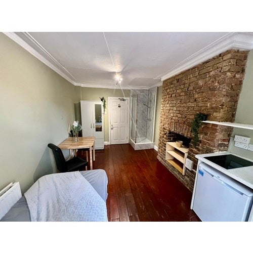 Room Lena Gardens in Greater London