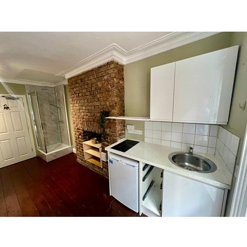 Room Lena Gardens in Greater London