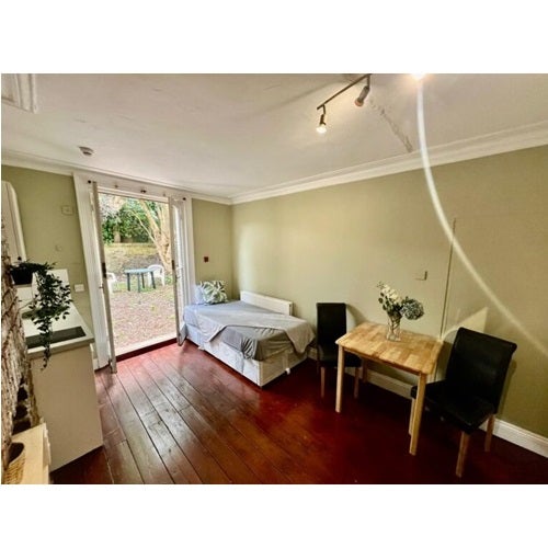 Room Lena Gardens in Greater London