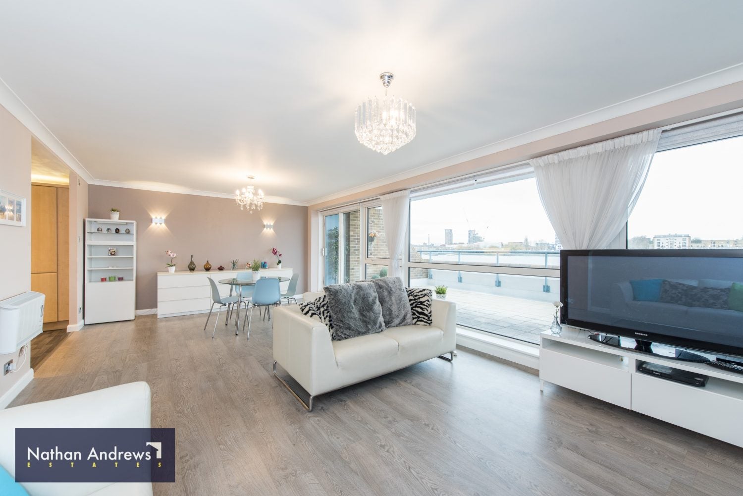 Flat Arnhem Place in Greater London