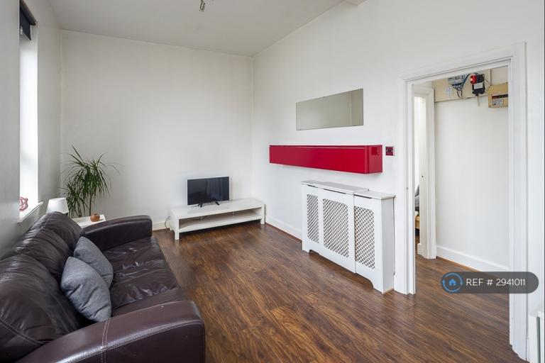 Flat Pembroke Road in Greater London