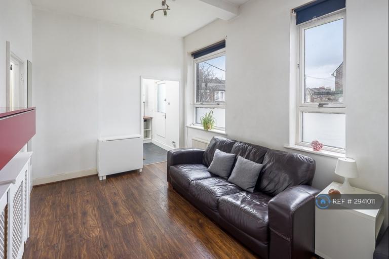 Flat Pembroke Road in Greater London