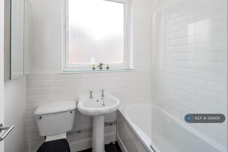 Flat Pembroke Road in Greater London