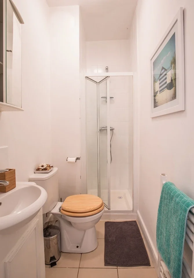 Flat Dalrymple Road in Greater London