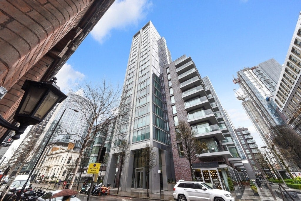 Flat Bridle Mews in Greater London