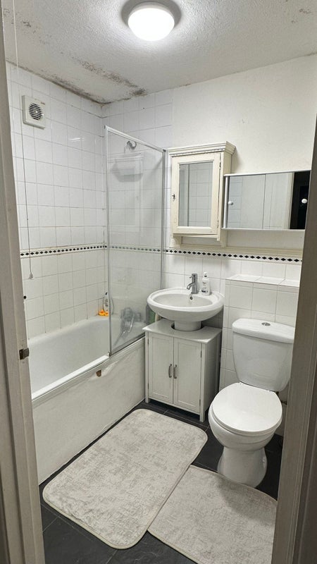 Room Albemarle Road in Greater London