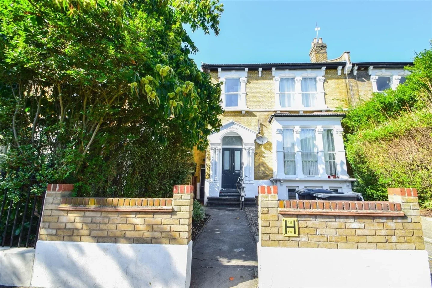 Flat Evering Road in Greater London