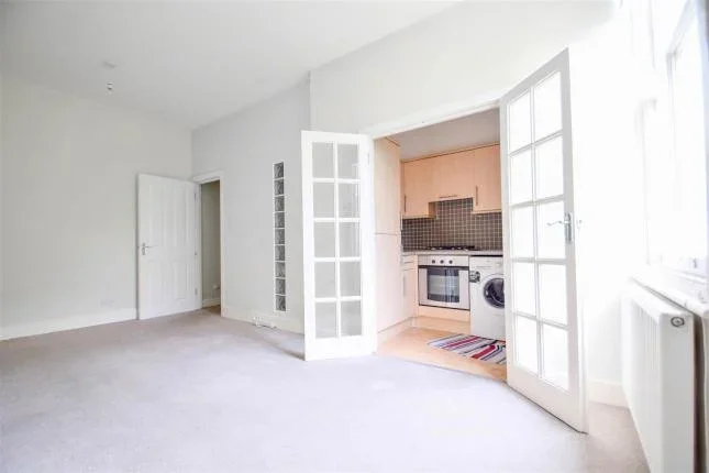 Flat Evering Road in Greater London