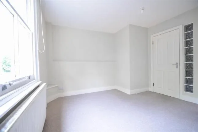 Flat Evering Road in Greater London