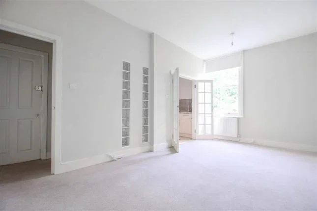 Flat Evering Road in Greater London