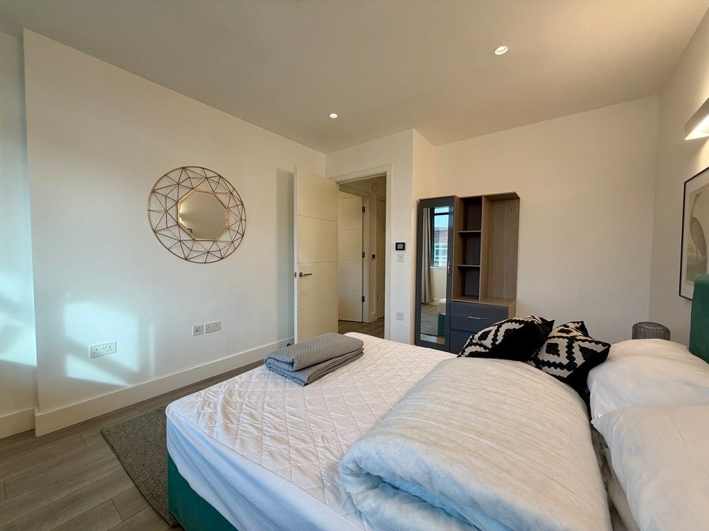 Flat Harlequin Avenue in Greater London
