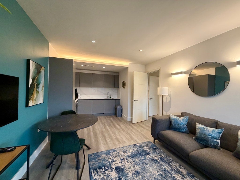 Flat Harlequin Avenue in Greater London