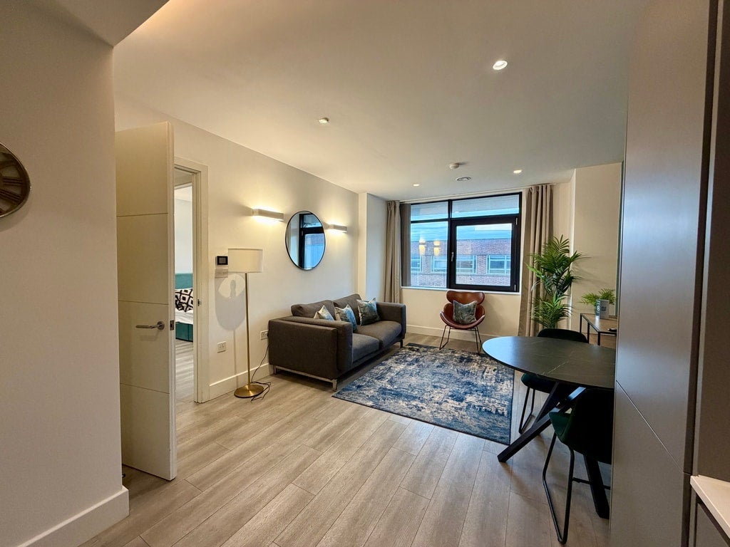 Flat Harlequin Avenue in Greater London