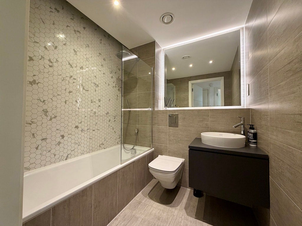 Flat Harlequin Avenue in Greater London