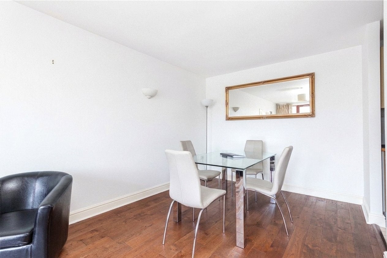 Flat Assam Street in Greater London