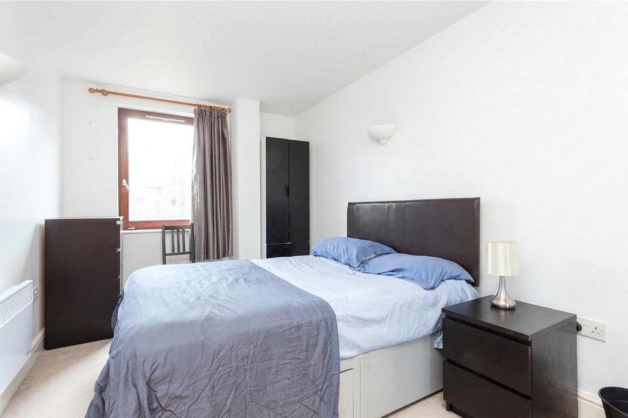 Flat Assam Street in Greater London
