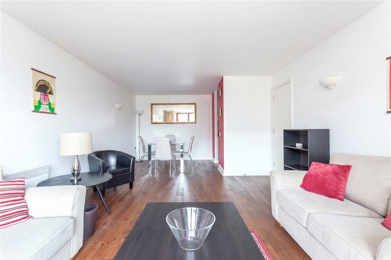 Flat Assam Street in Greater London