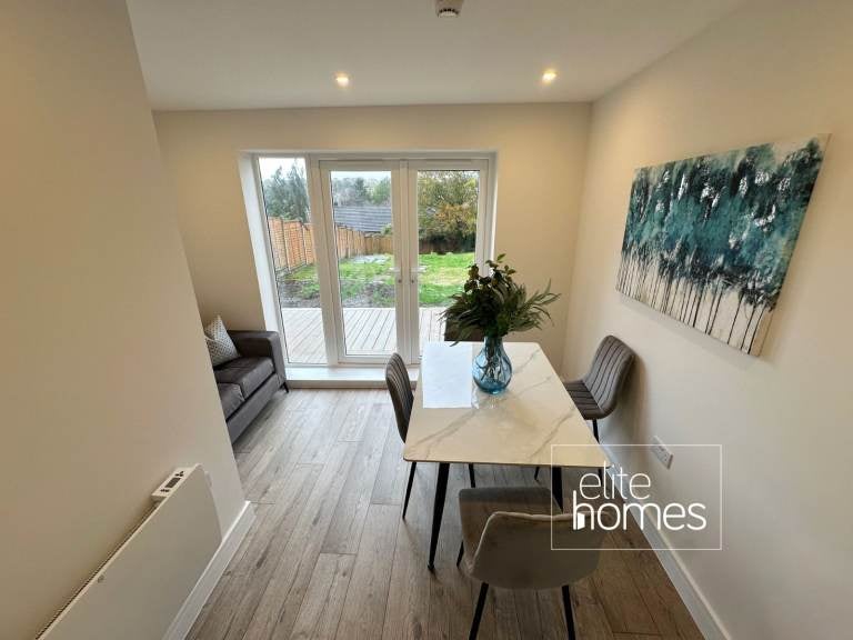 Flat Oakmere Avenue in Hertsmere