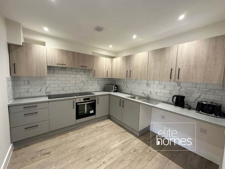 Flat Oakmere Avenue in Hertsmere