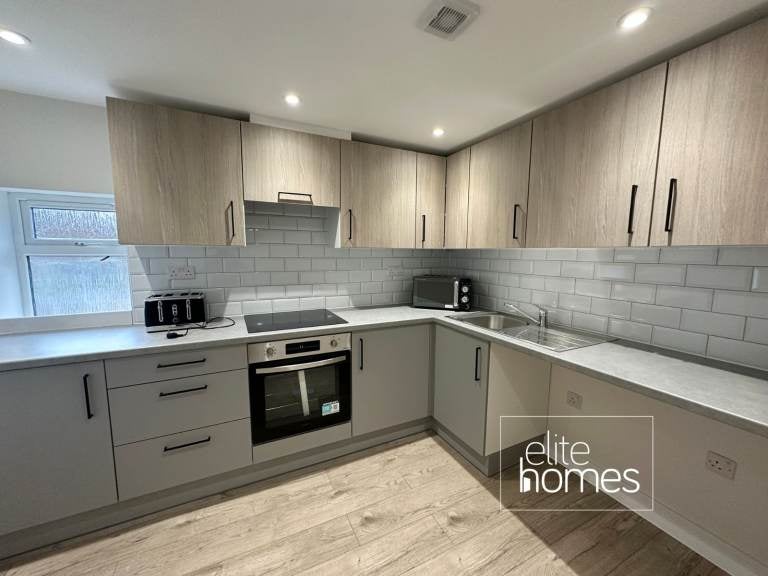 Flat Oakmere Avenue in Hertsmere