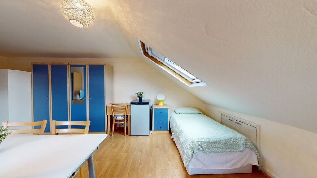 Room Cranhurst Road in Greater London