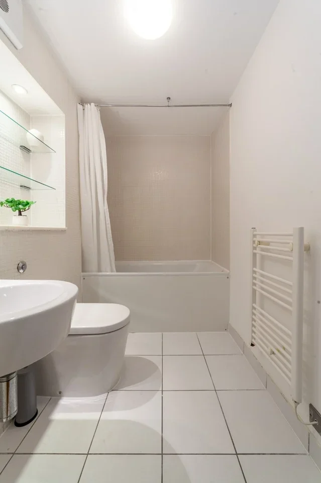 Flat Long Lane in Greater London