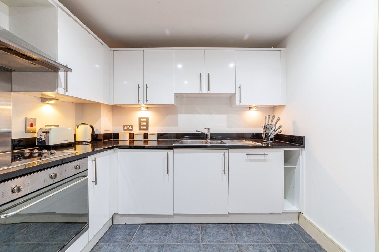 Flat Long Lane in Greater London