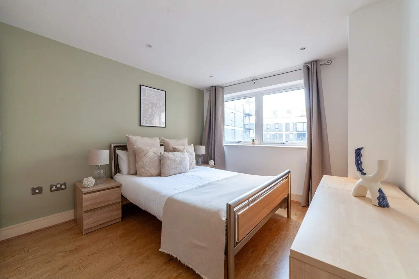Flat Long Lane in Greater London