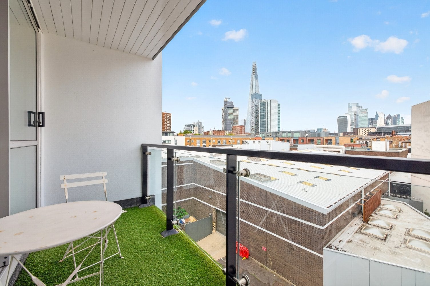 Flat Bermondsey Street in Greater London