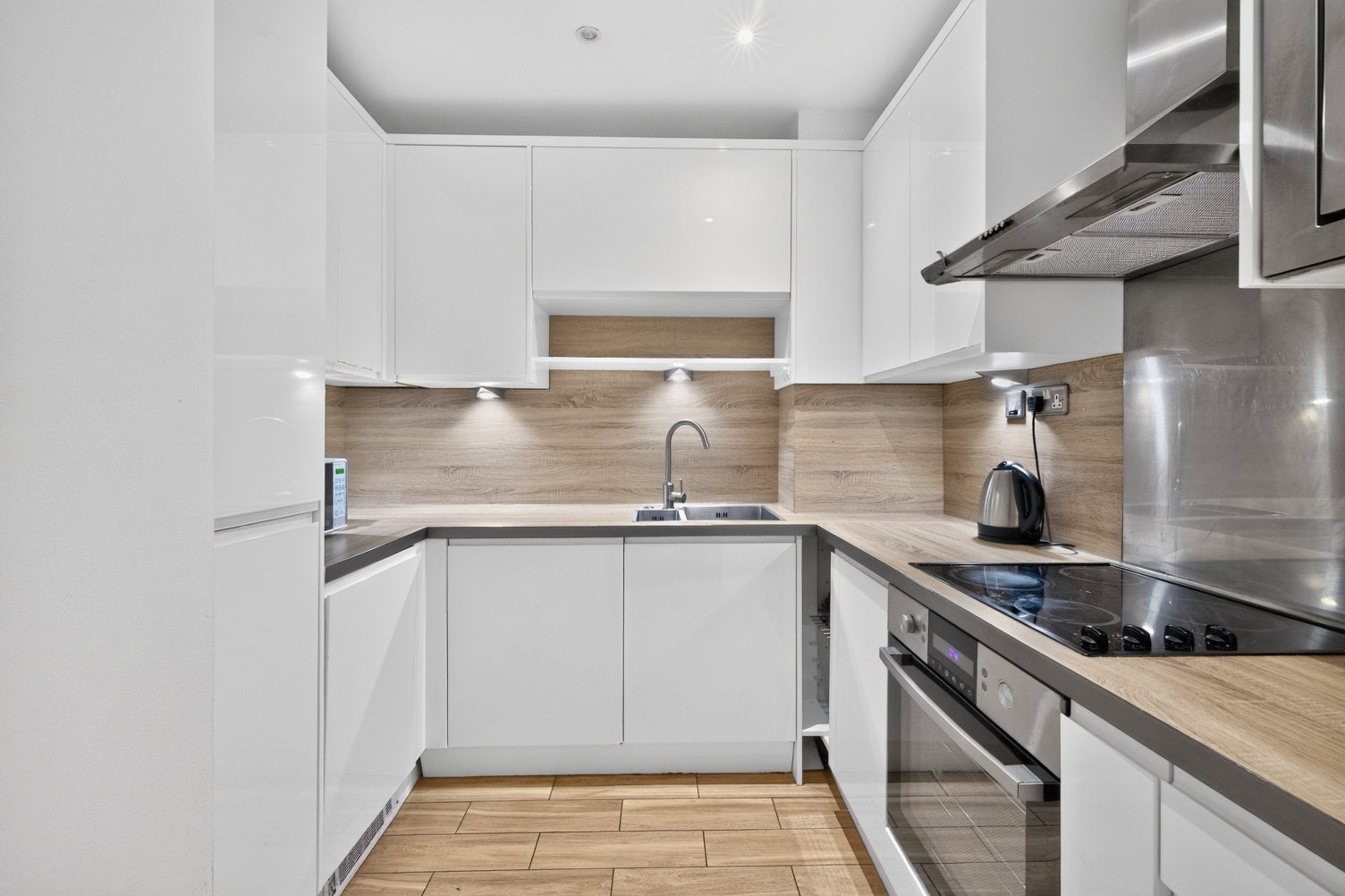 Flat Bermondsey Street in Greater London