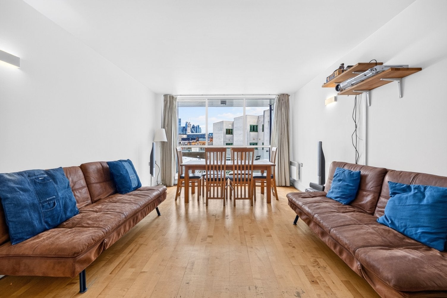 Flat Bermondsey Street in Greater London