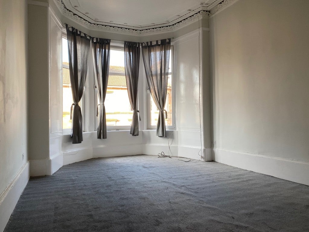 Flat Roslea Drive in Glasgow