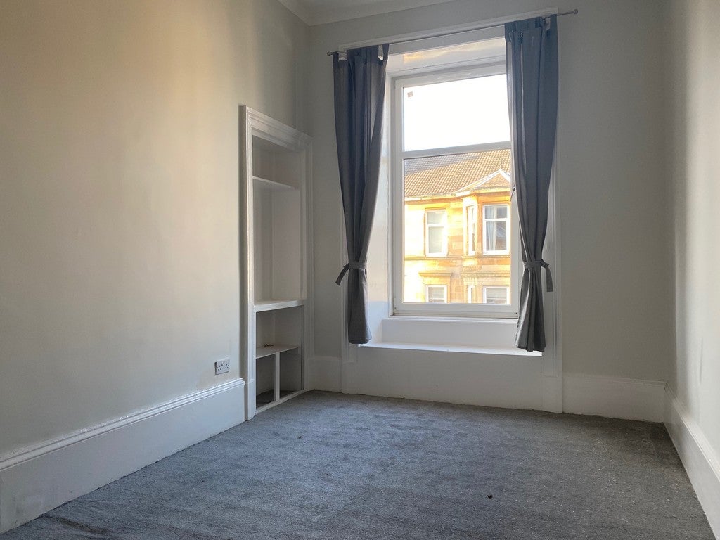 Flat Roslea Drive in Glasgow