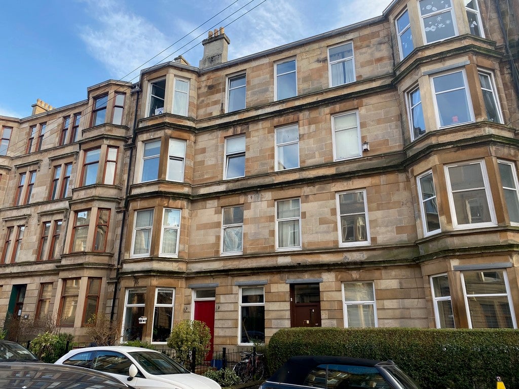 Flat Roslea Drive in Glasgow