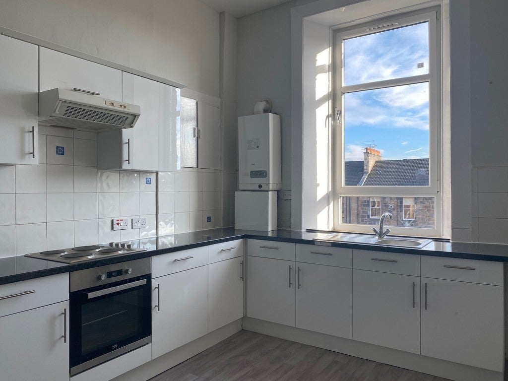 Flat Roslea Drive in Glasgow