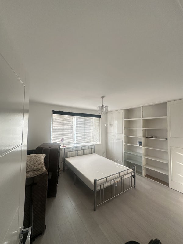 Room Hurst Avenue in Greater London