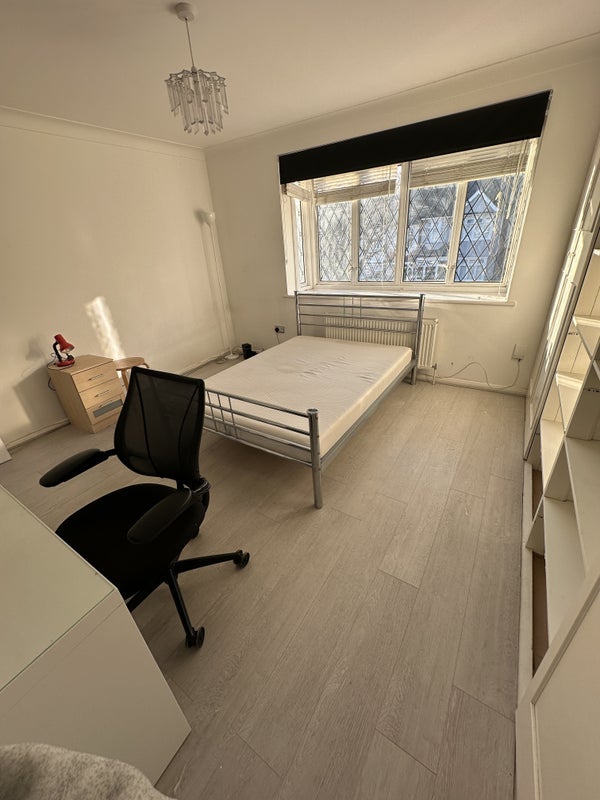 Room Hurst Avenue in Greater London