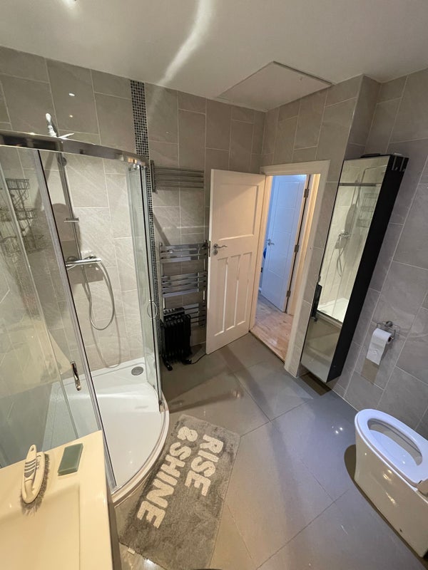 Room Hurst Avenue in Greater London