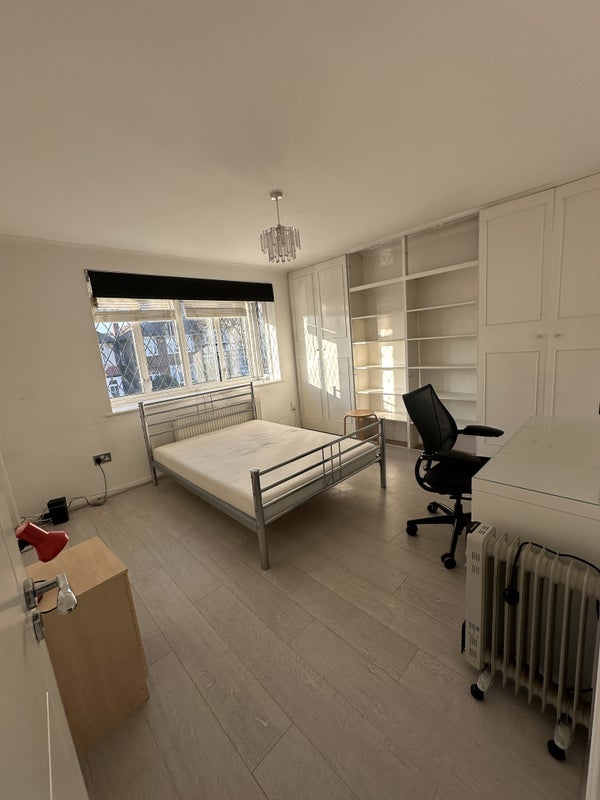Room Hurst Avenue in Greater London