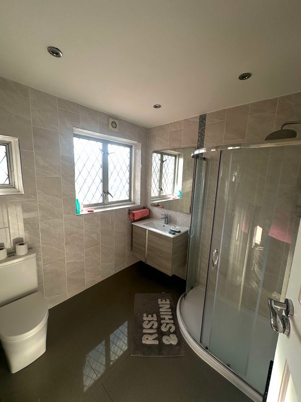 Room Hurst Avenue in Greater London