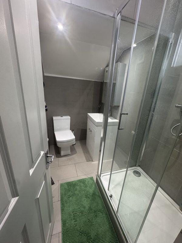 Room Offley Road in Greater London