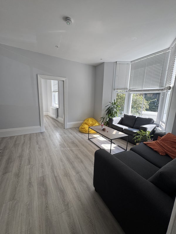 Room Offley Road in Greater London