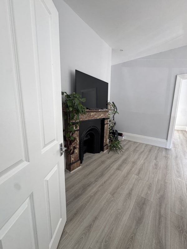 Room Offley Road in Greater London