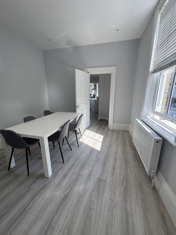 Room Offley Road in Greater London