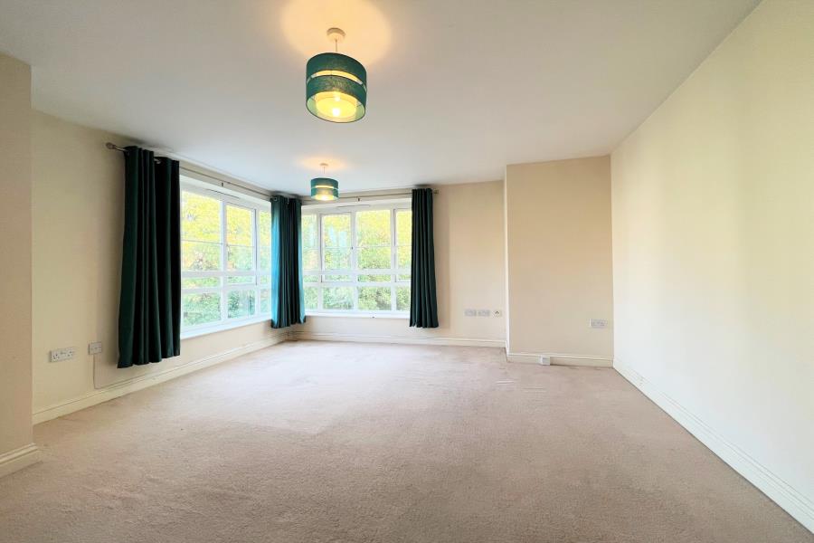 Flat Fennscombe Court in West End