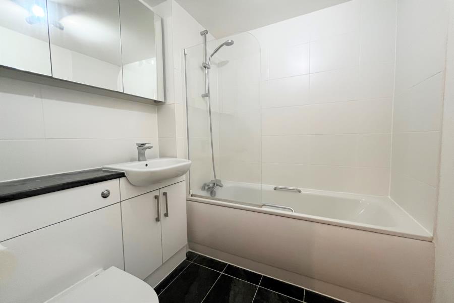 Flat Fennscombe Court in West End