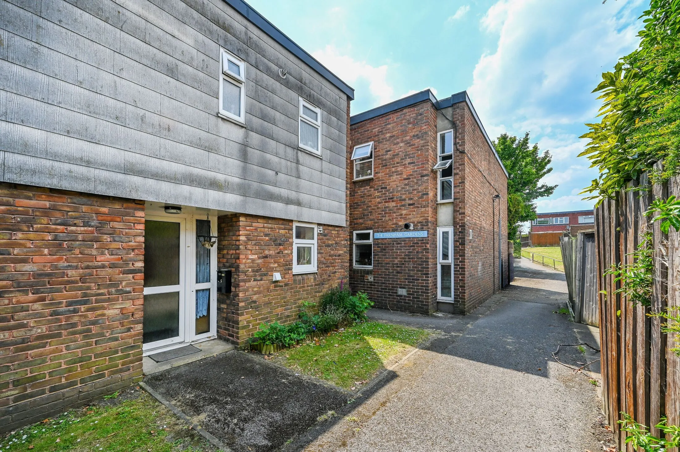 Flat Grayswood Gardens in Greater London