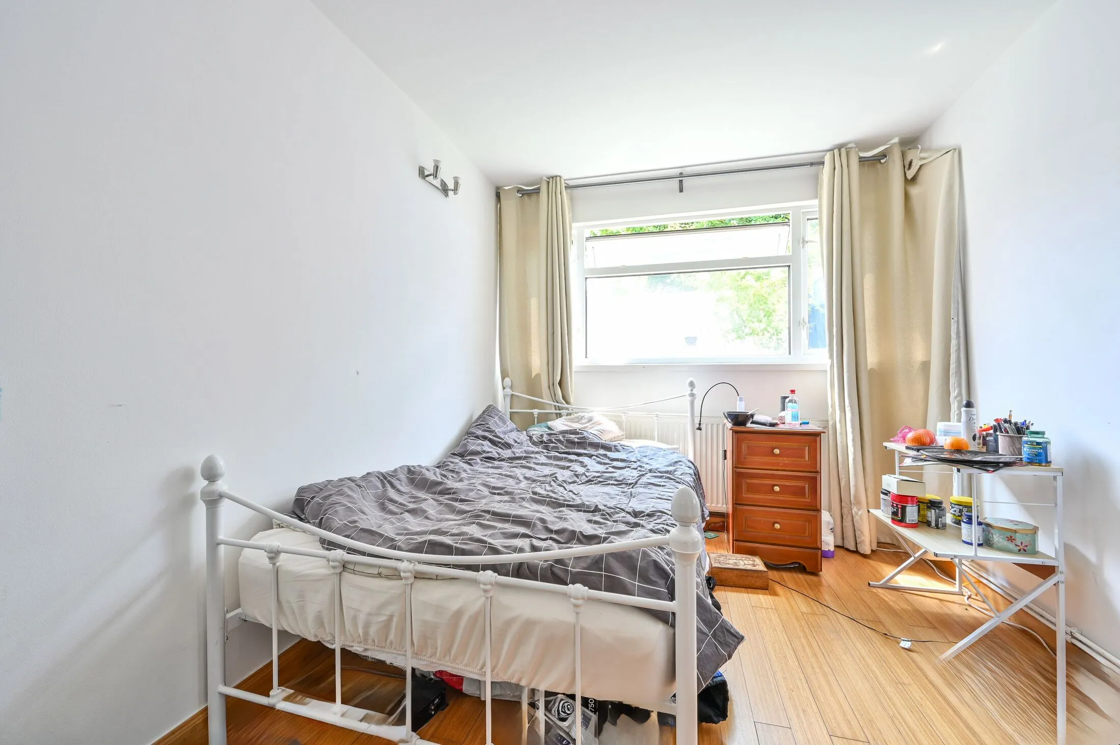 Flat Grayswood Gardens in Greater London