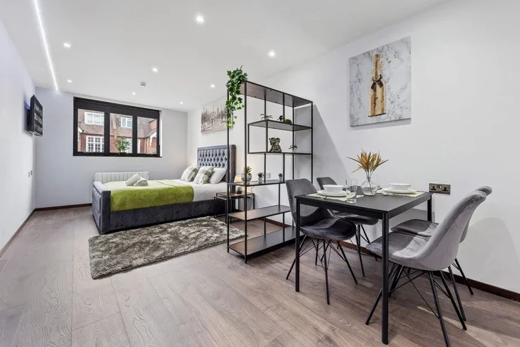Room Woodstock Road in Greater London