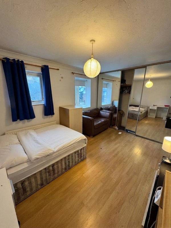 Room Barnfield Place in Greater London